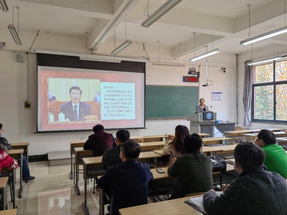 说明: 会议室里的人们描述已自动生成